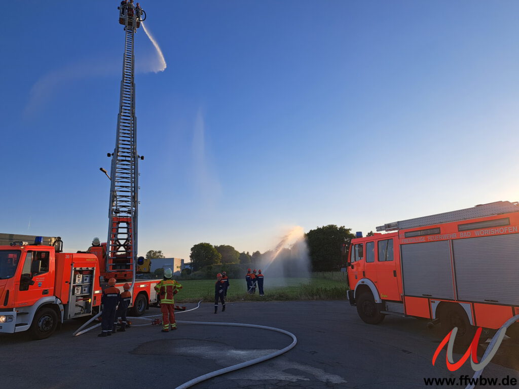Jugendübung mit der Drehleiter